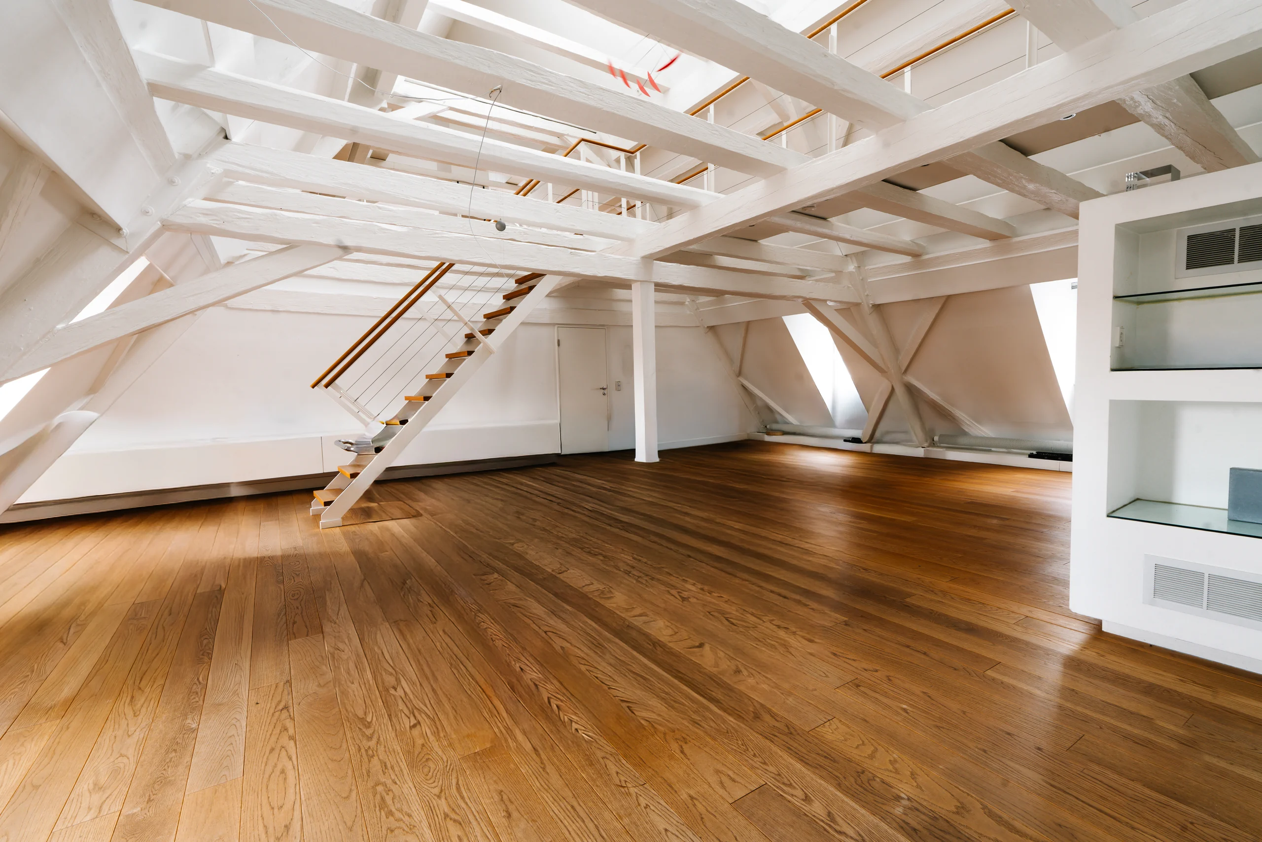 Historischer Dachstuhl mit Galerietreppe und Parkett