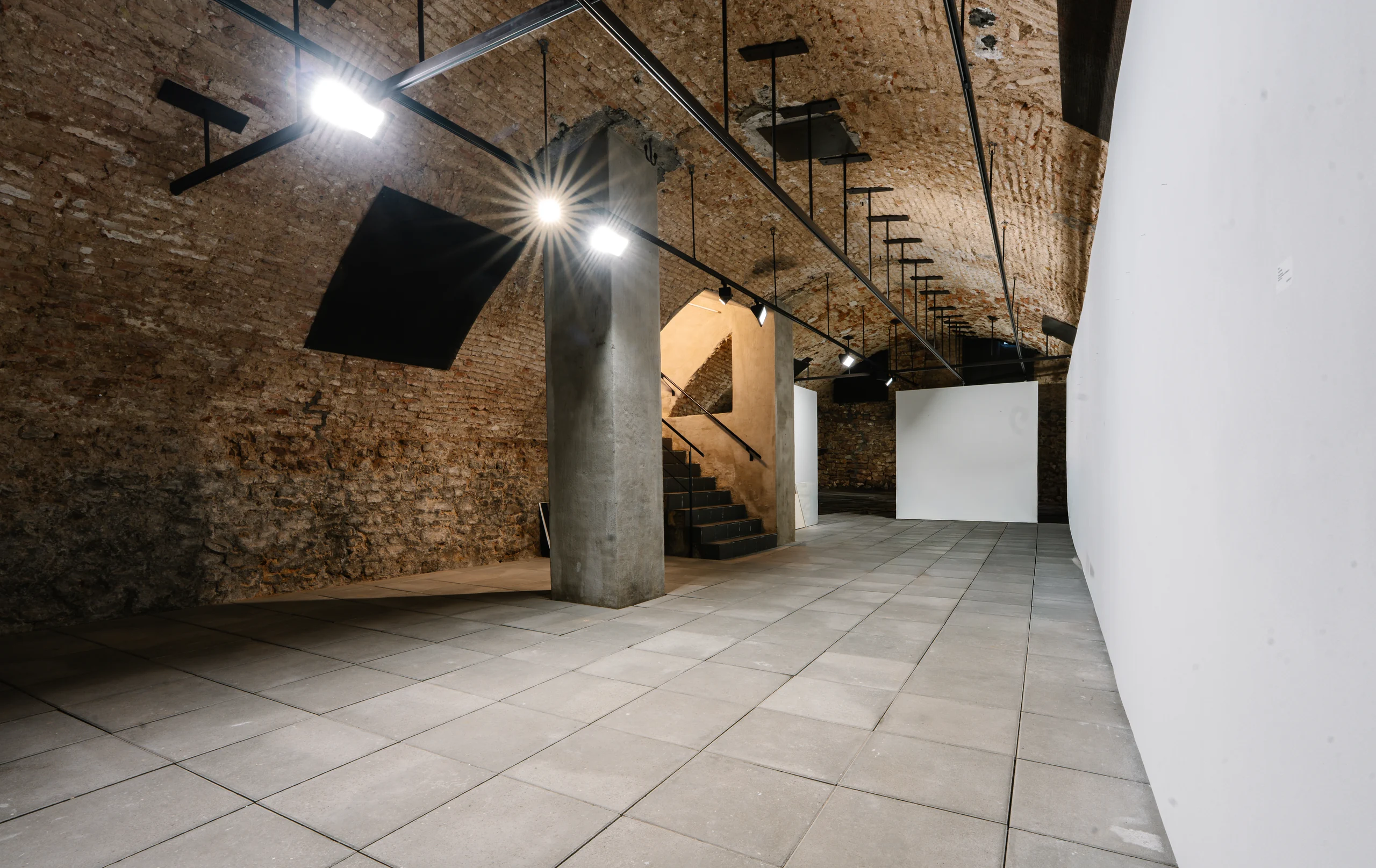 Gewölbekeller mit Backsteingewölbe und Galeriebeleuchtung
