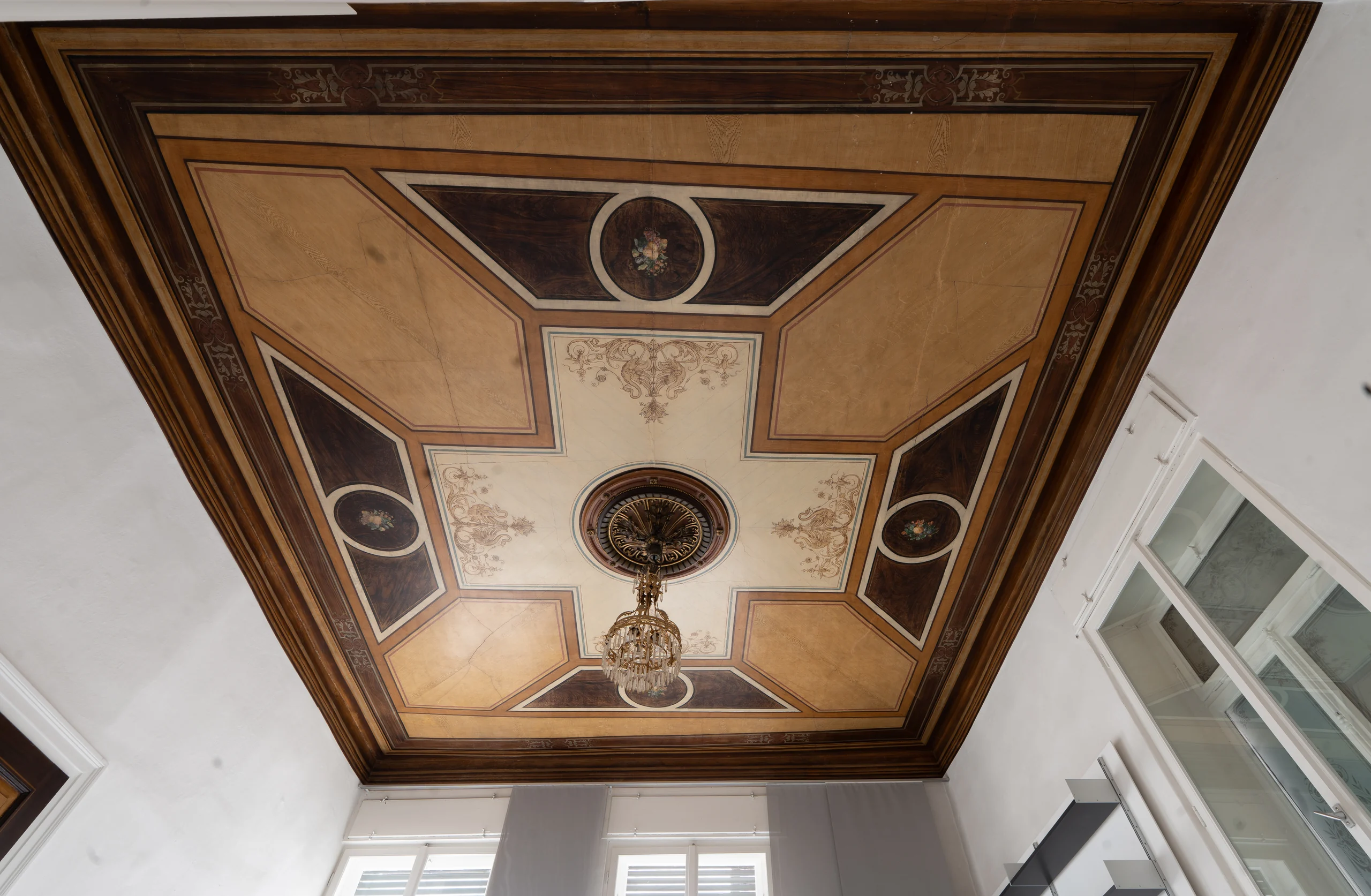 Historische Deckenmalerei im Palais aus der Untersicht