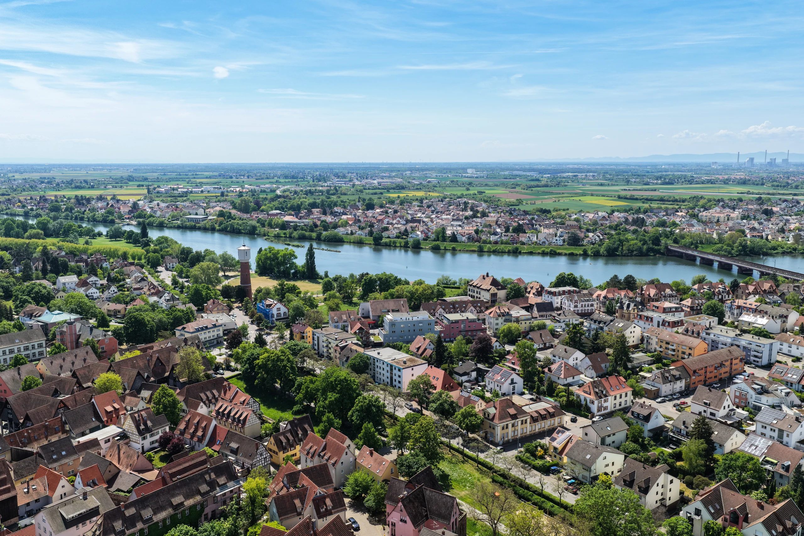 Blick über Ladenburg bis zum Neckar und in die Rhein-Neckar-Ebene