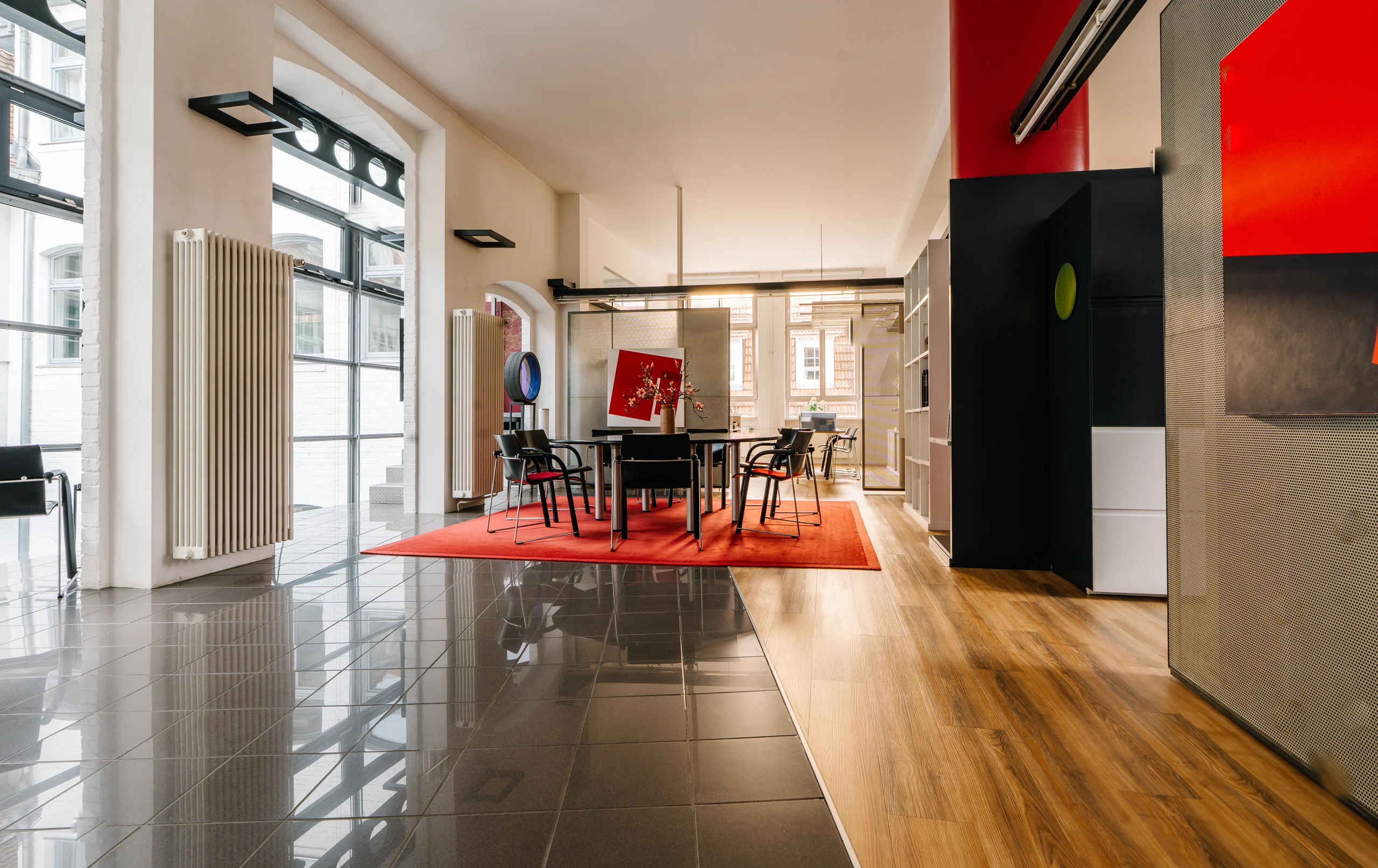 Loftfläche mit Durchblick über mehrere Raumzonen