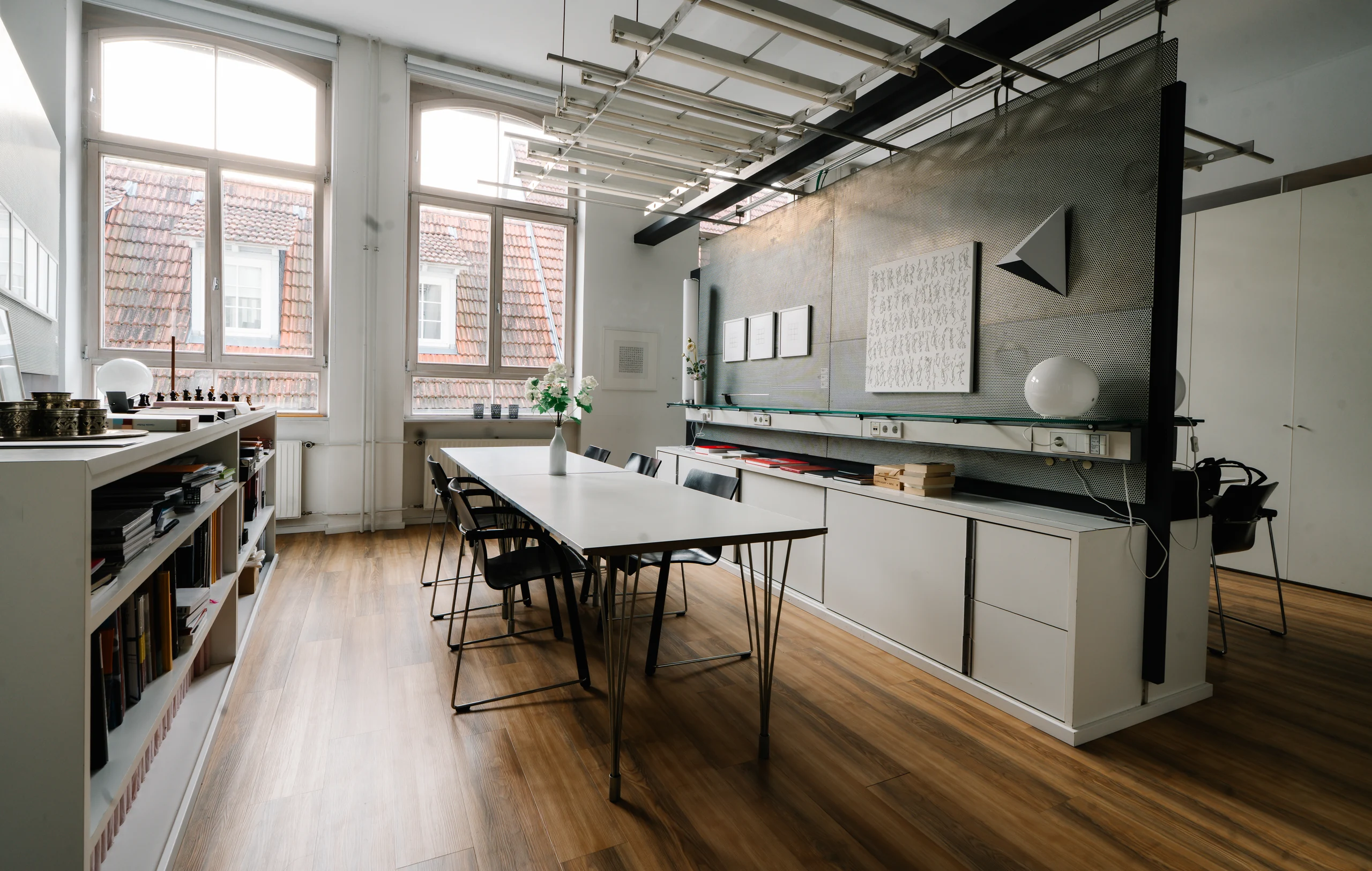 Loftküche mit sichtbaren Stahlträgern