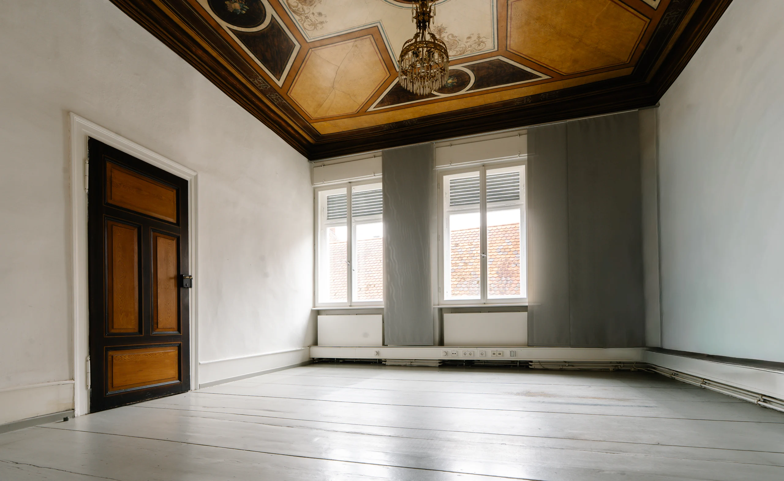 Palaiszimmer mit bemalter Kassettendecke und Kronleuchter