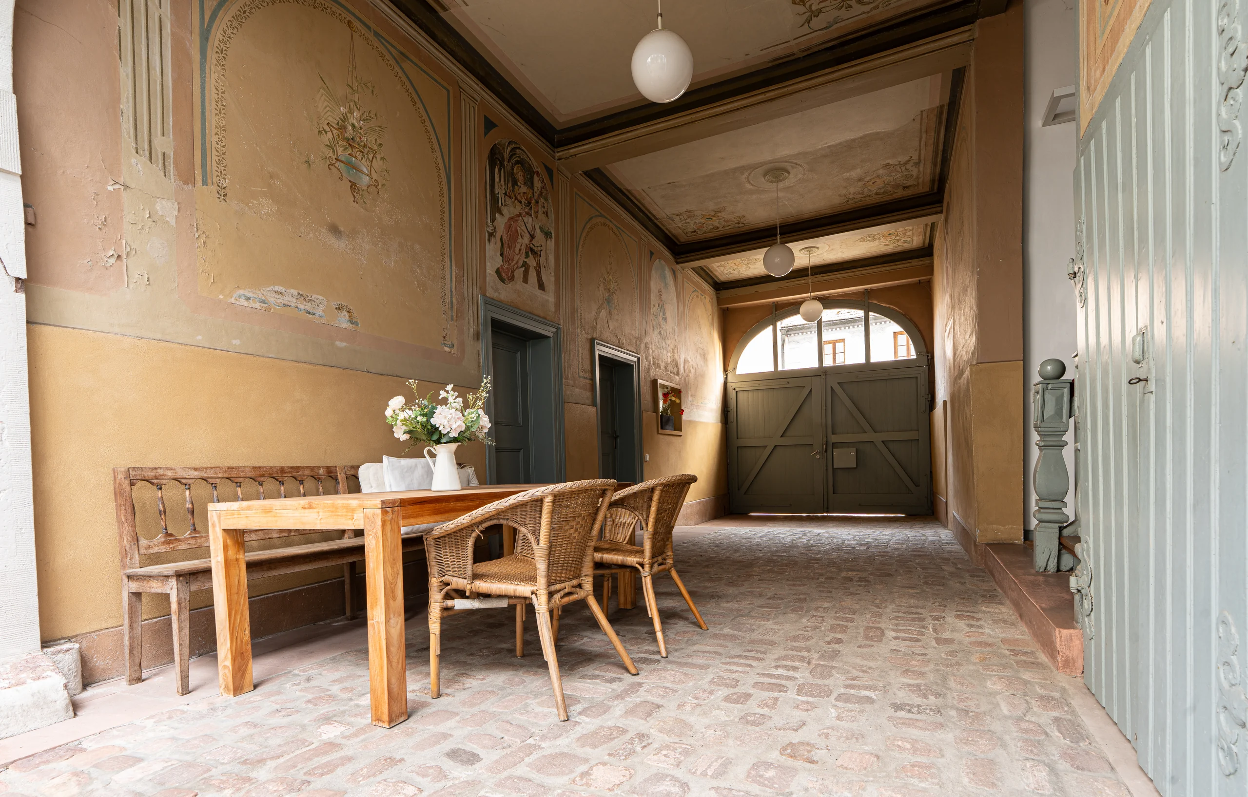 Torhalle mit historischen Wandmalereien und Kreuzgewölbe