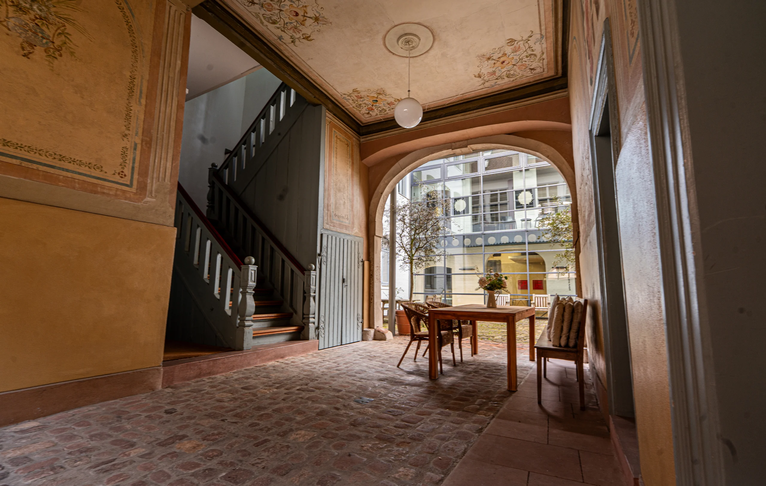 Torhalle mit Treppenaufgang und Durchblick in den Innenhof